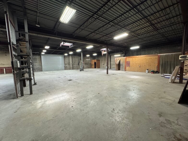 More Photos Of 245 Middle Island Rd, Medford Warehouse For Lease