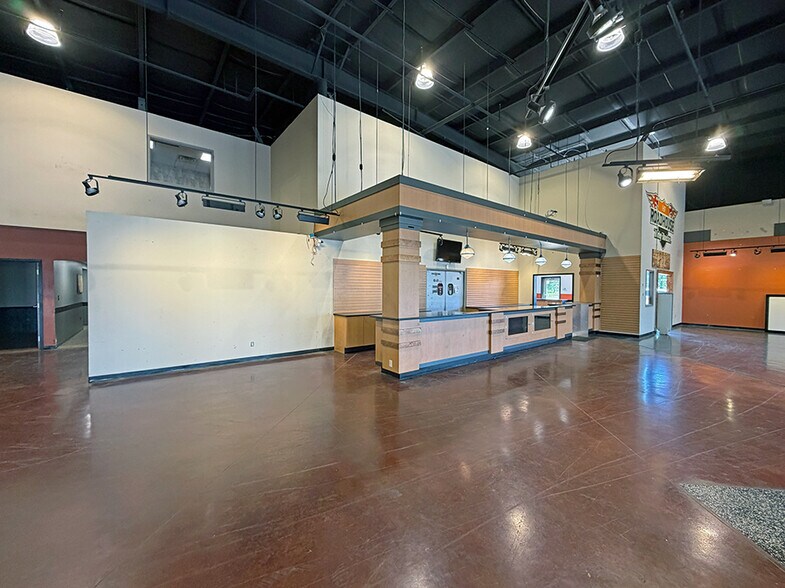 More Photos Of 205 N 44th St, Mount Vernon Showroom For Lease