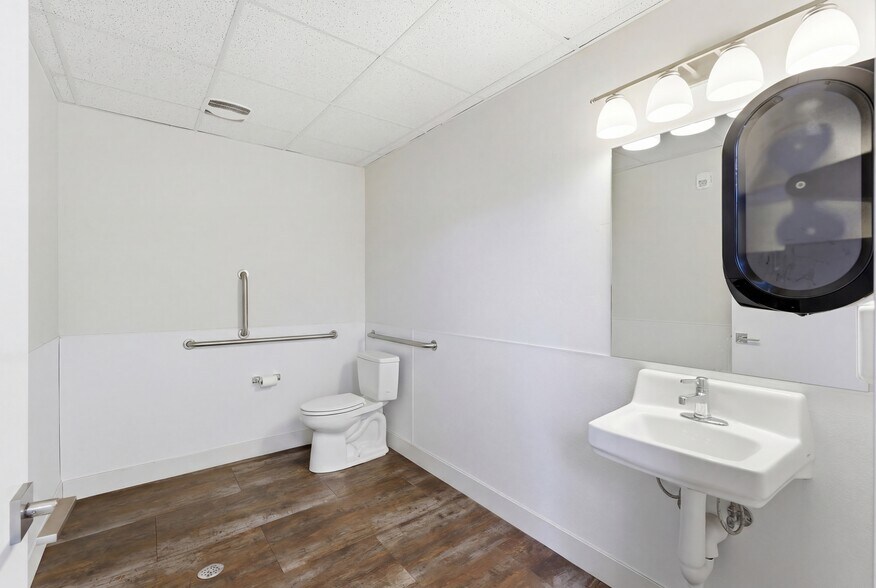 More Photos Of 695 E Main St, Midway Storefront Retail Office For Lease