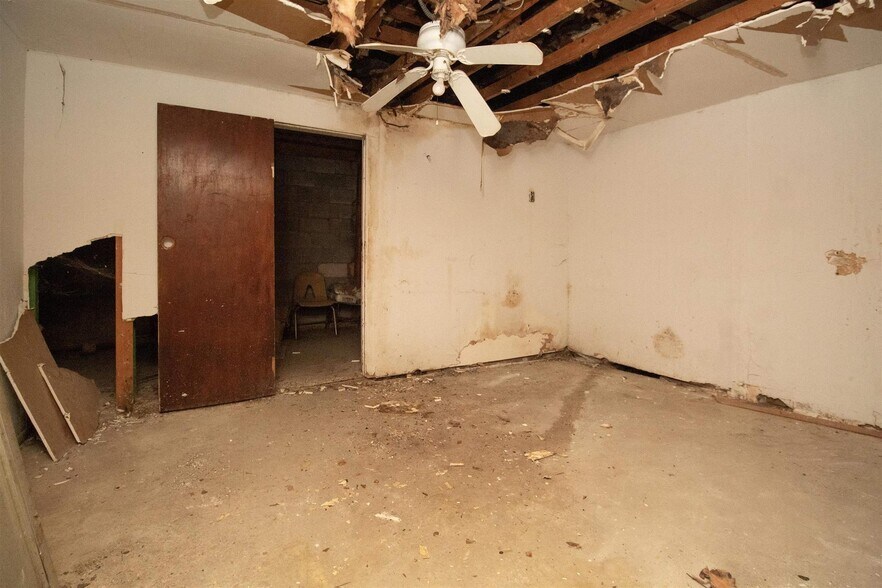 More Photos Of 620 San Agustin Ave, Laredo Storefront Retail Office For Sale