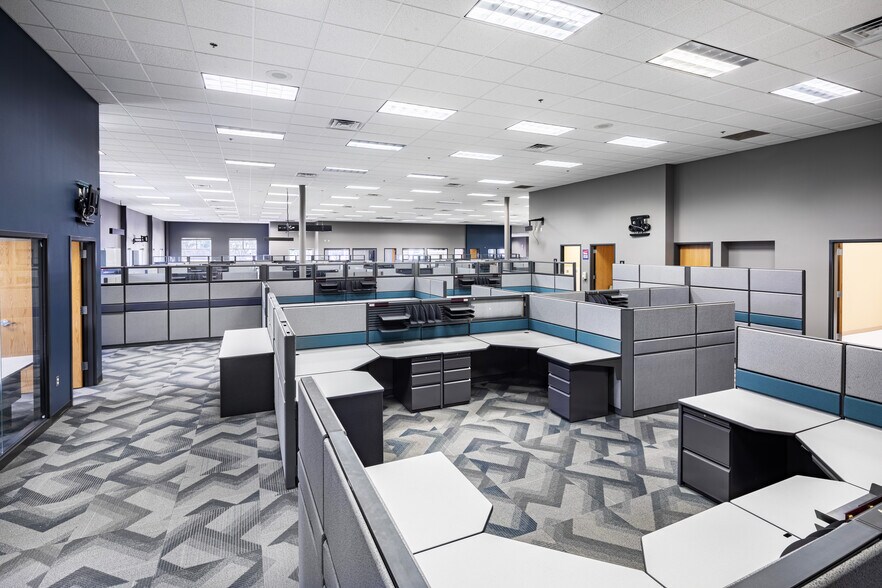 More Photos Of 921-929 Marthas Way, Hiawatha Light Distribution For Sale