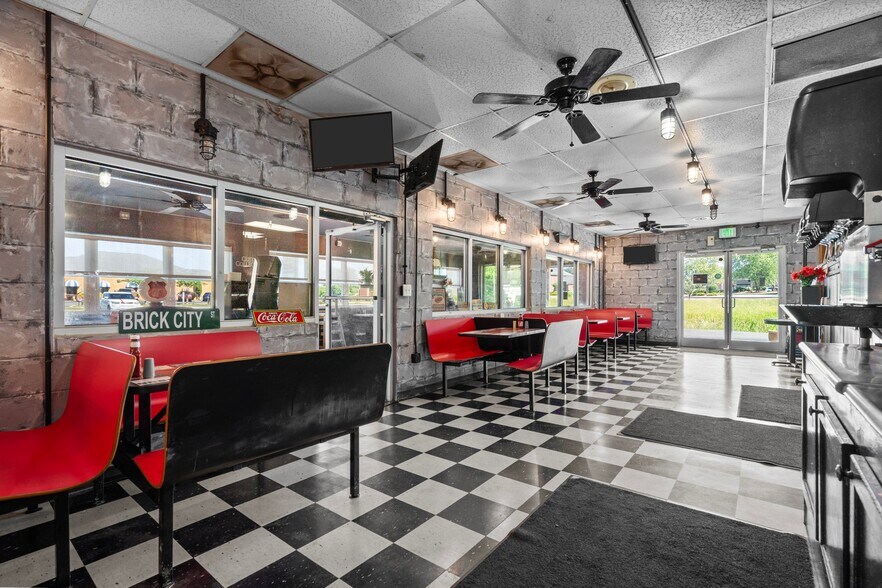 More Photos Of 120 Bank St, Sanford Restaurant For Sale