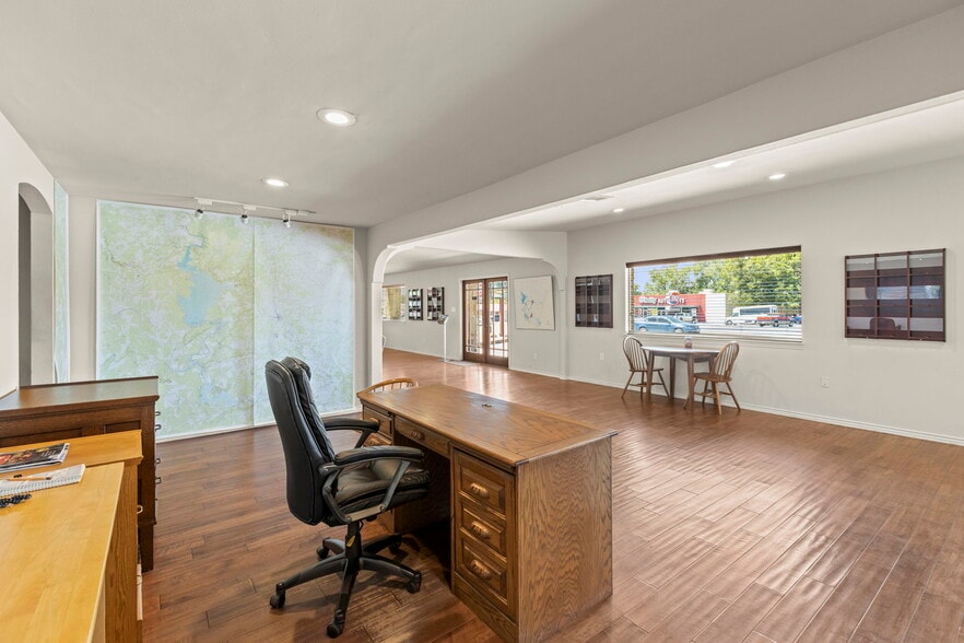 More Photos Of 503 S Highway 281, Burnet Office For Sale