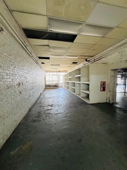 More Photos Of 426 W 4th St, London Warehouse For Sale