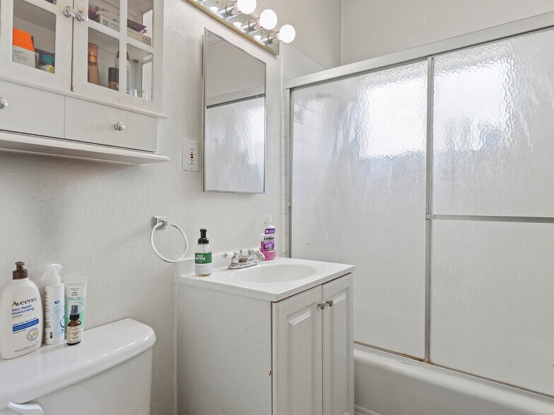 More Photos Of 331 Allen Ave, Glendale Multifamily For Sale