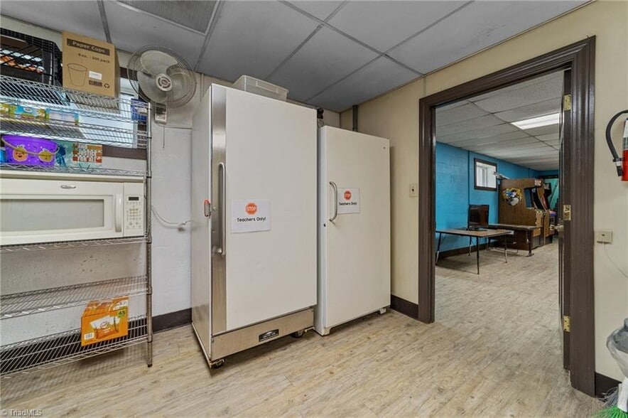 More Photos Of 1501 Upland Dr, Greensboro Office For Sale