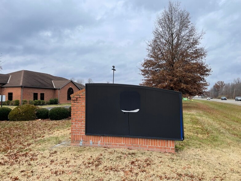 More Photos Of 7215 Riverport Plaza Dr, Louisville Freestanding For Sale