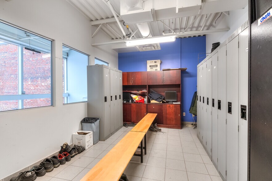 More Photos Of 280 Rue Young, Montréal Auto Repair For Lease