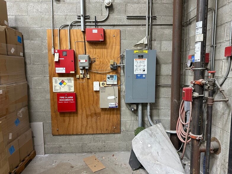 More Photos Of 11316 Goss St, Sun Valley Manufacturing For Lease