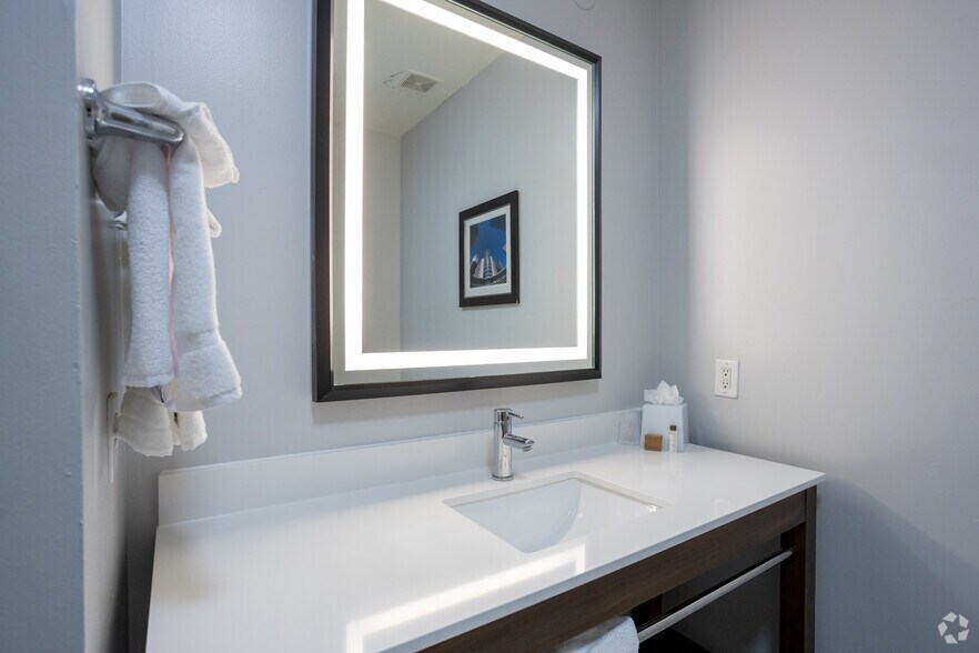 More Photos Of 8720 Gulf Freeway, Houston Hotel For Sale