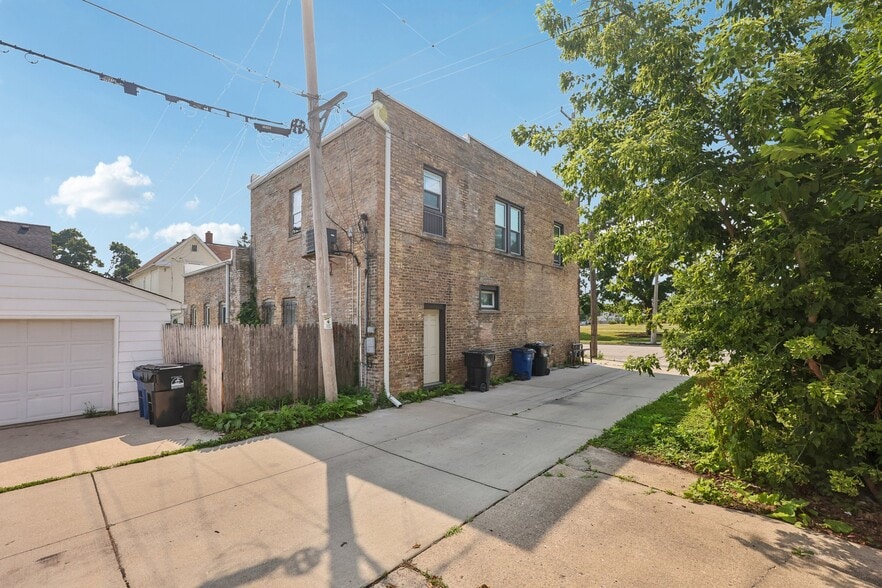 More Photos Of 2710-2712 17th St, Racine Storefront Retail Residential For Sale