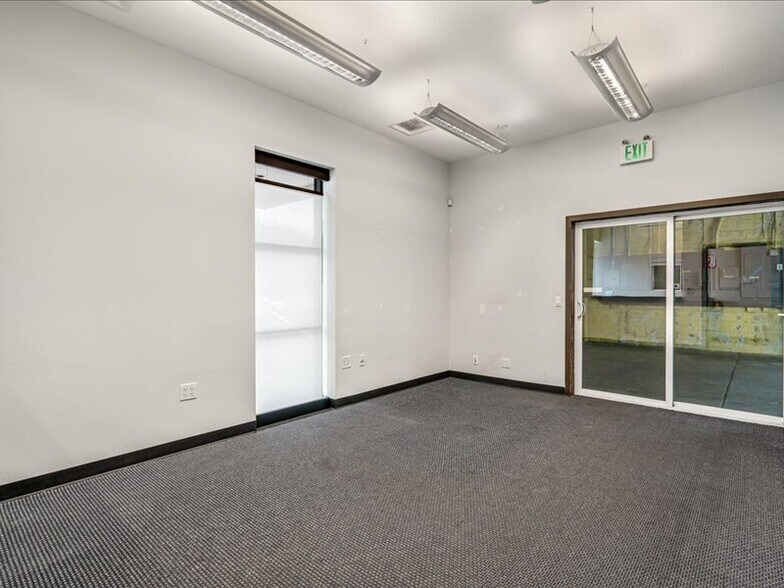 More Photos Of 2566 Bay Rd, Redwood City Service For Sale