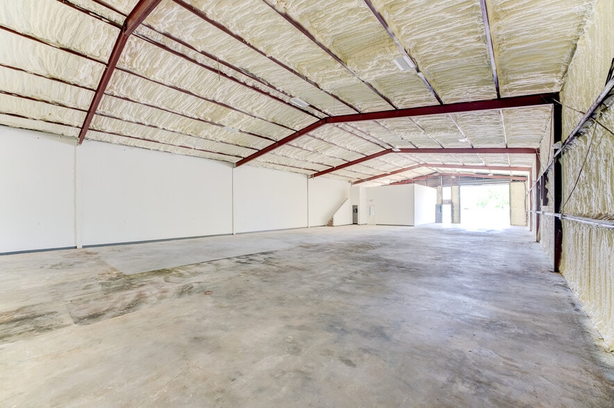 More Photos Of 10215 Papalote St, Houston Showroom For Lease