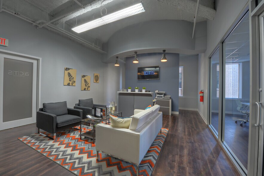 More Photos Of 100 N Laura St, Jacksonville Office For Lease