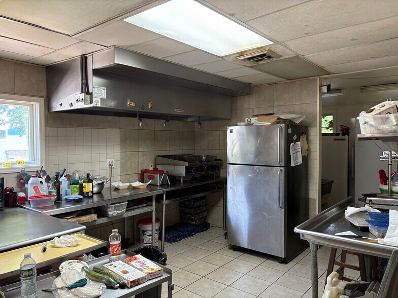 More Photos Of 125 Yantic Rd, Norwich General Retail For Sale