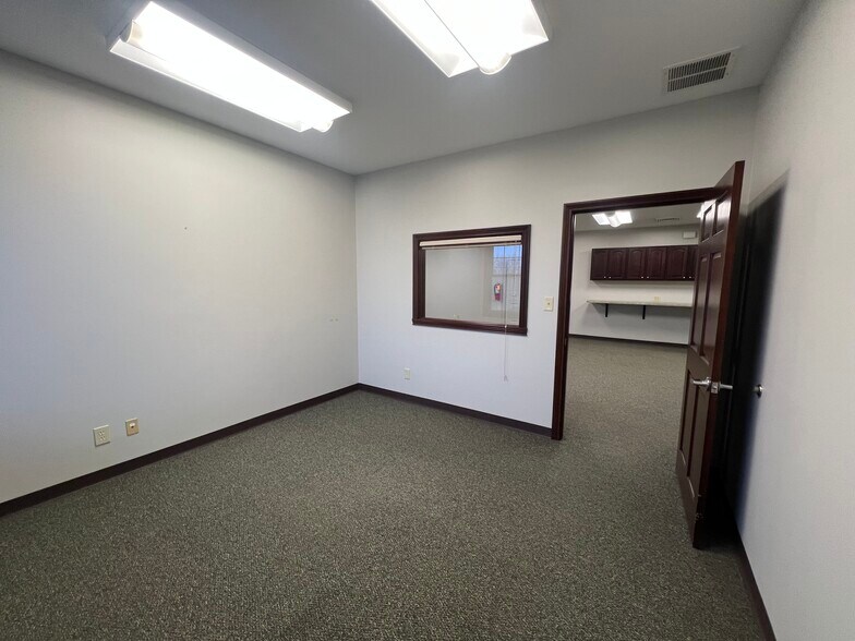 More Photos Of 1620 W Oak St, Zionsville Office For Lease