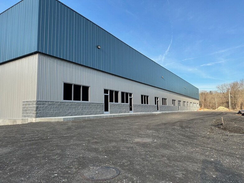 More Photos Of 984 Federal Rd, Brookfield Warehouse For Lease