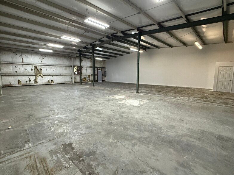 More Photos Of 11881 N 44th St, Clearwater Warehouse For Lease