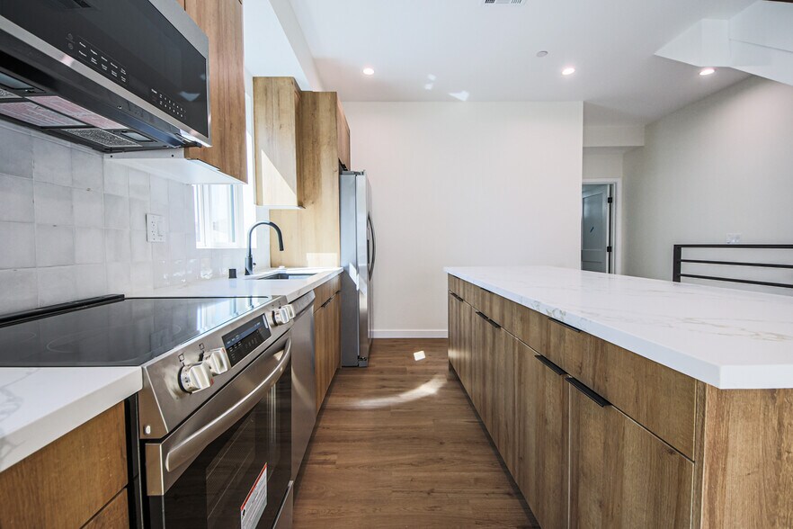 More Photos Of 2129 Aaron St, Los Angeles Apartments For Sale