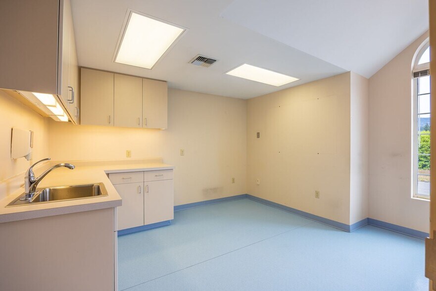 More Photos Of 811 Georgiana St, Port Angeles Medical For Sale
