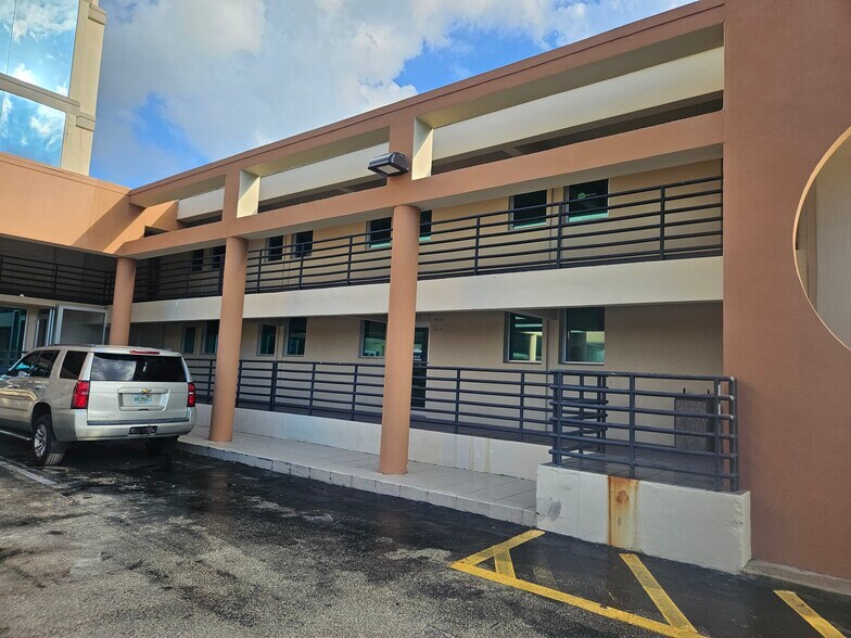 More Photos Of 6600 W Taft St, Hollywood Medical For Lease