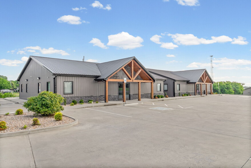 More Photos Of 159 Darlene Dr, Clarksville Office For Lease