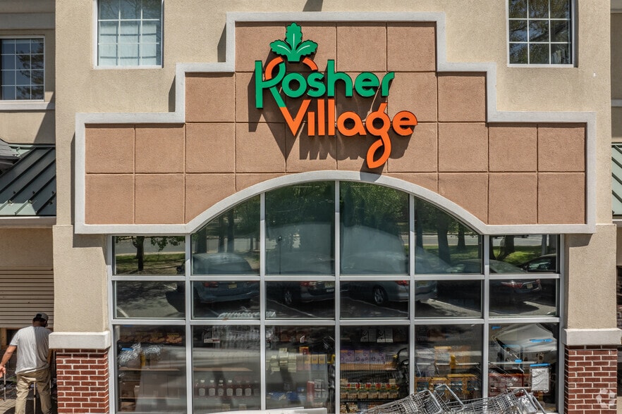 More Photos Of 911 E County Line Rd, Lakewood Office For Lease