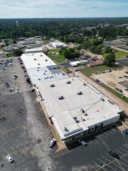 More Photos Of 102-110 Midtown Dr, Kilgore General Retail For Lease