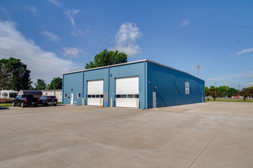 More Photos Of 300 Rou des Chateaux, Bethalto Parking Garage For Sale