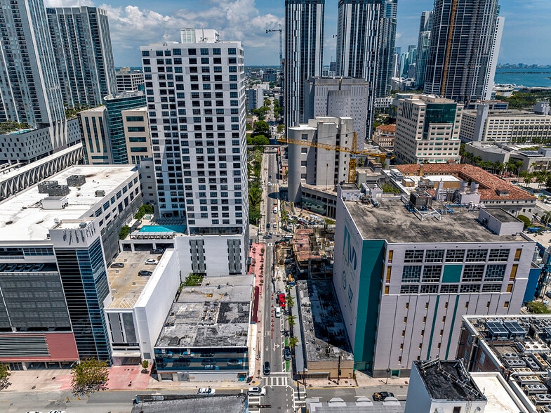 More Photos Of 201 N Miami Ave, Miami Storefront For Lease