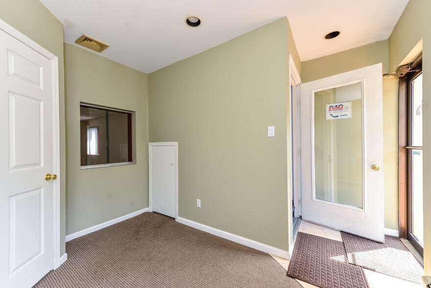 More Photos Of 870 W Jericho Tpke, Huntington Office For Sale