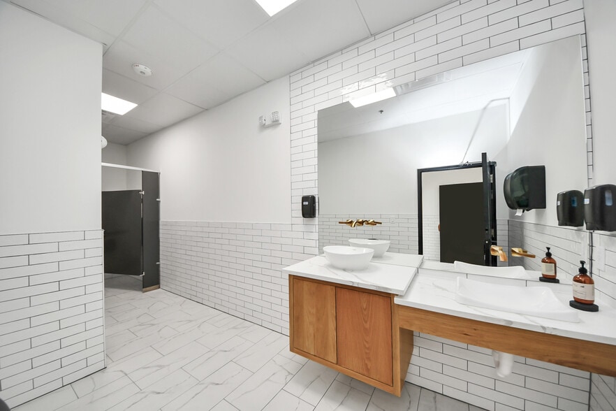 More Photos Of 30625 Kingsland Blvd, Brookshire Storefront For Sale