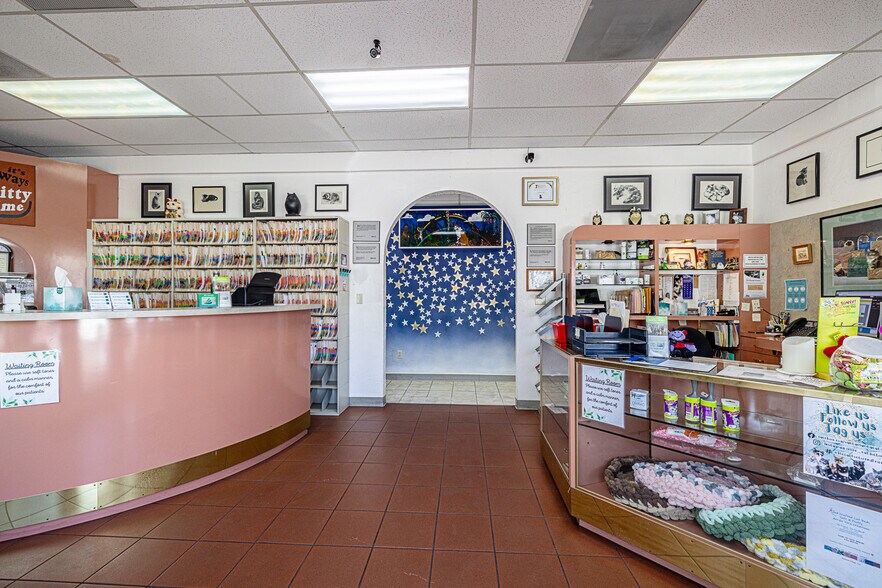 More Photos Of 26055 Bouquet Canyon Rd, Santa Clarita Veterinarian Kennel For Sale