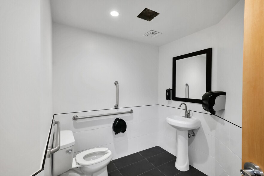 More Photos Of 2820 E Broadway Rd, Mesa Medical For Sale