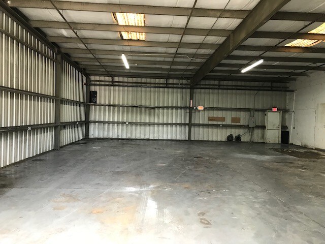 More Photos Of 825 15th St, Lake Park Warehouse For Lease
