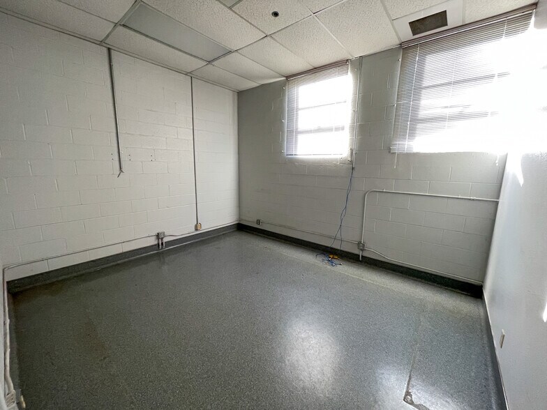 More Photos Of 5431 Arnold Ave, Mcclellan Warehouse For Lease