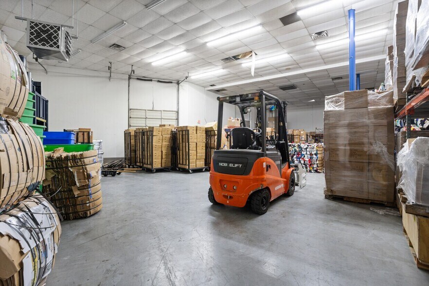 More Photos Of 805 W Carrier Pky, Grand Prairie Warehouse For Lease