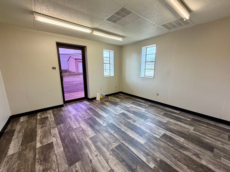 More Photos Of 2000 E Murchison St, Palestine Light Manufacturing For Sale