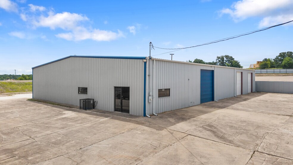 More Photos Of 5956 W Jefferson Blvd, Dallas Distribution For Lease