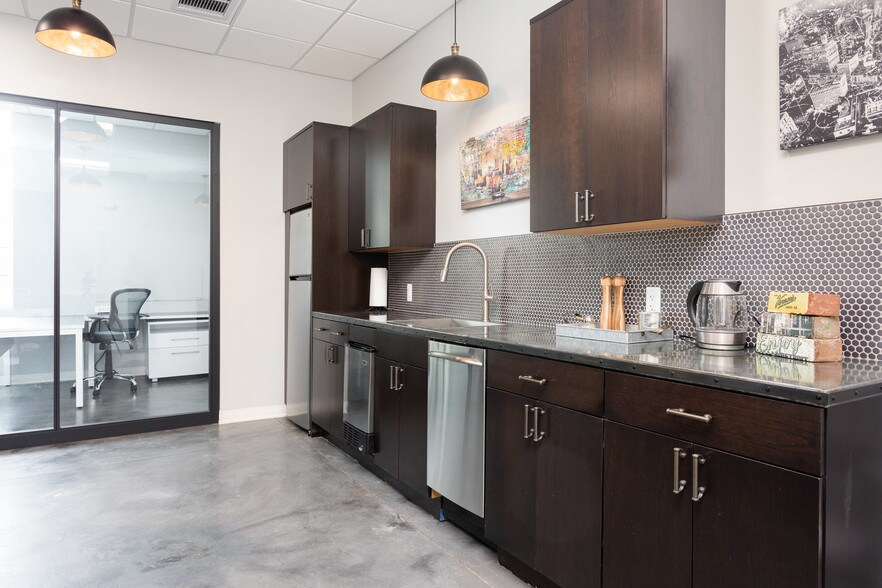 More Photos Of 17108 Mack Ave, Grosse Pointe Office For Lease