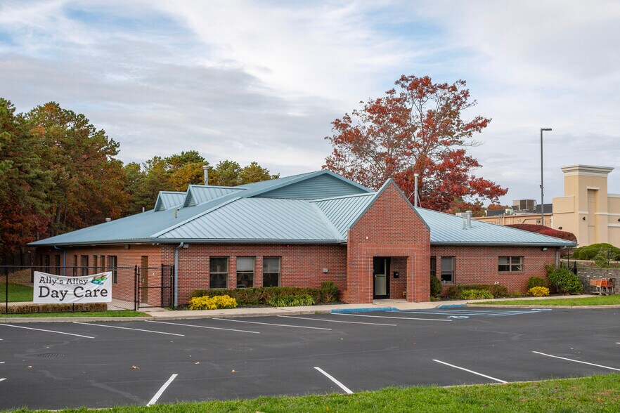 More Photos Of 7 Crossway Blvd, Patchogue Office For Sale