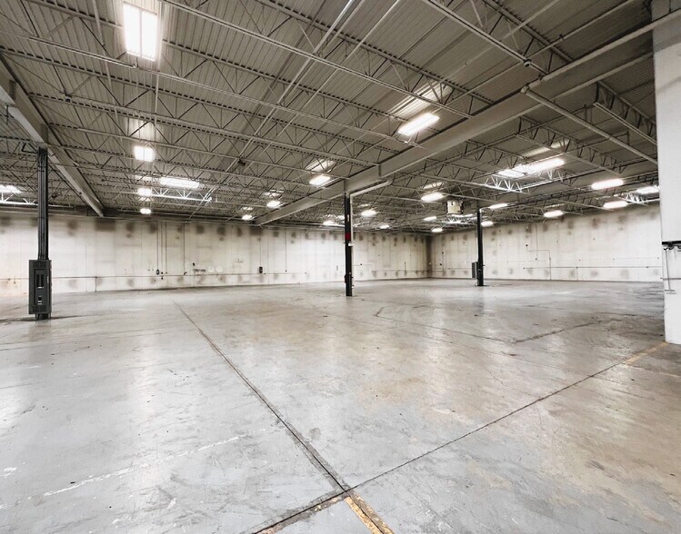 More Photos Of 16500 Vincennes Ave, South Holland Warehouse For Sale