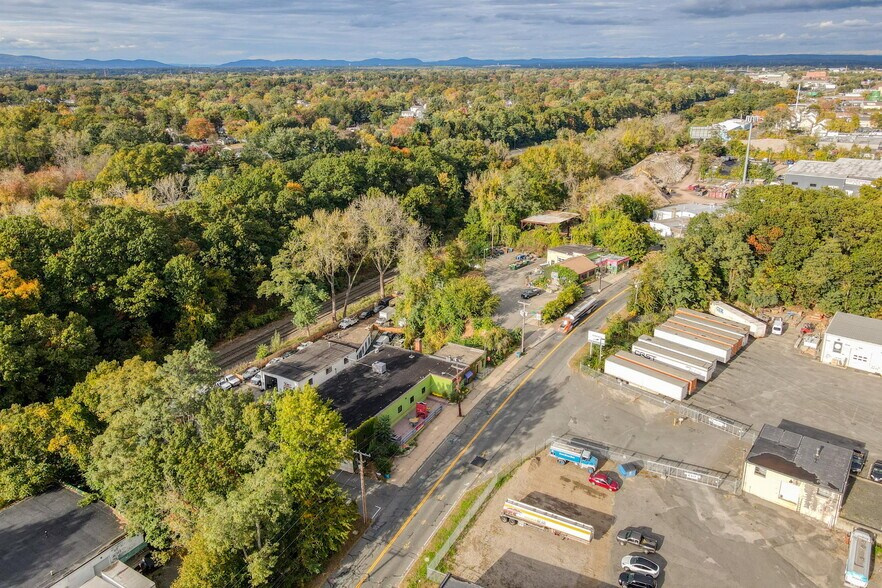 More Photos Of 250 Albany St, Springfield Showroom For Lease