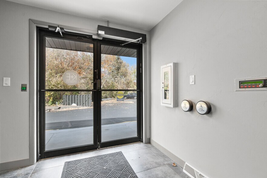 More Photos Of 2009 S Memorial Dr, Appleton Office For Sale