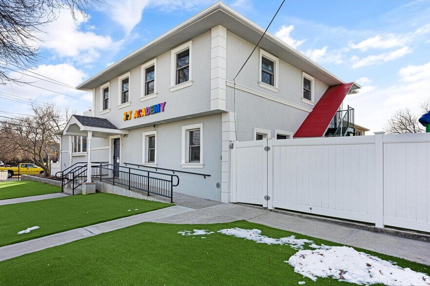 More Photos Of 55 Wyona Ave, Staten Island General Retail For Sale