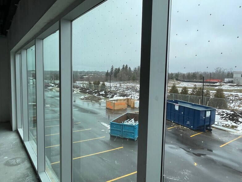 More Photos Of 585 Hanlon Creek Blvd, Guelph Showroom For Lease