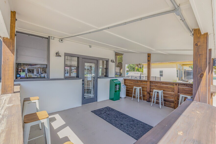 More Photos Of 218 N Orange St, New Smyrna Beach Freestanding For Sale