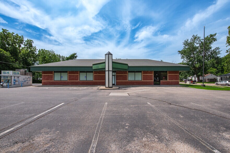 More Photos Of 521 W Grand Ave, Haysville General Retail For Lease