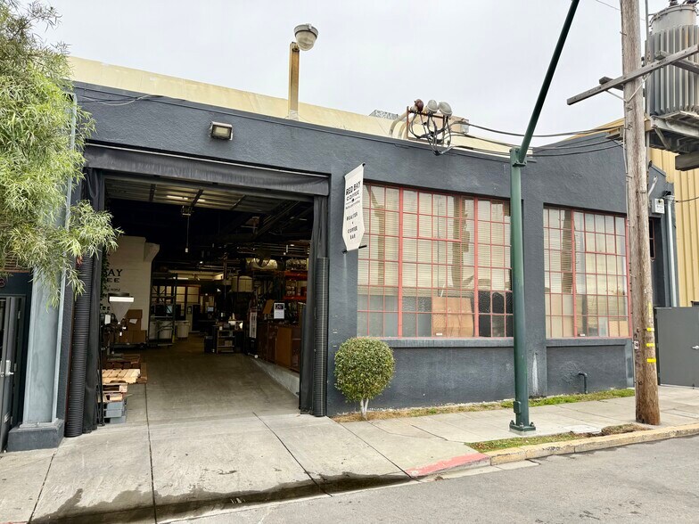 Primary Photo Of 3098 E 10th St, Oakland Manufacturing For Lease