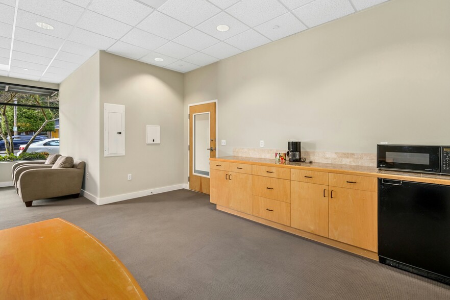 More Photos Of 3121 W Government Way, Seattle Apartments For Sale